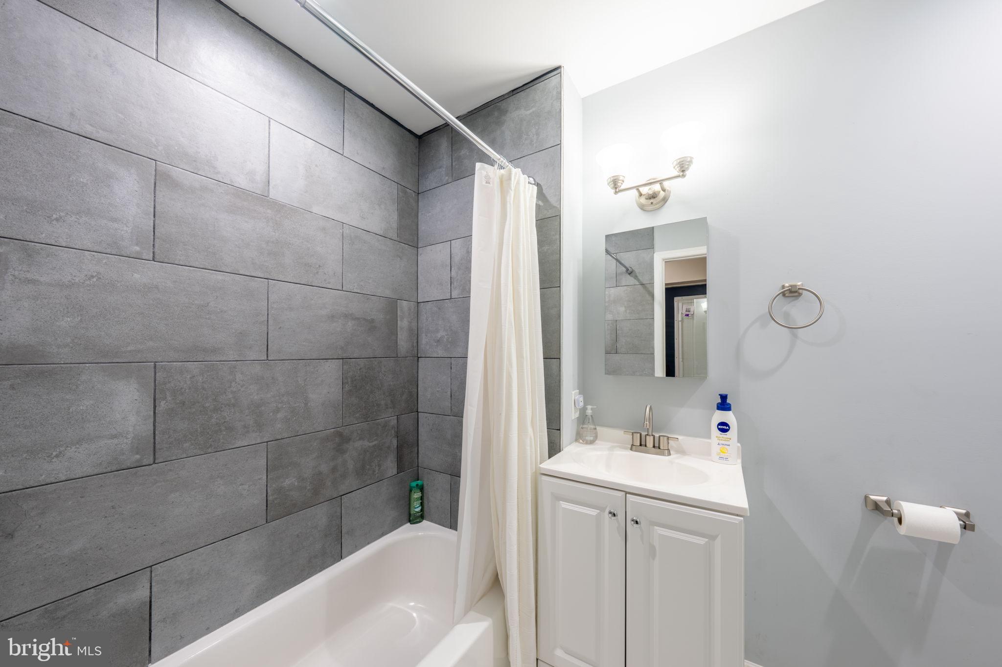 2205 EMERALD STREET 1