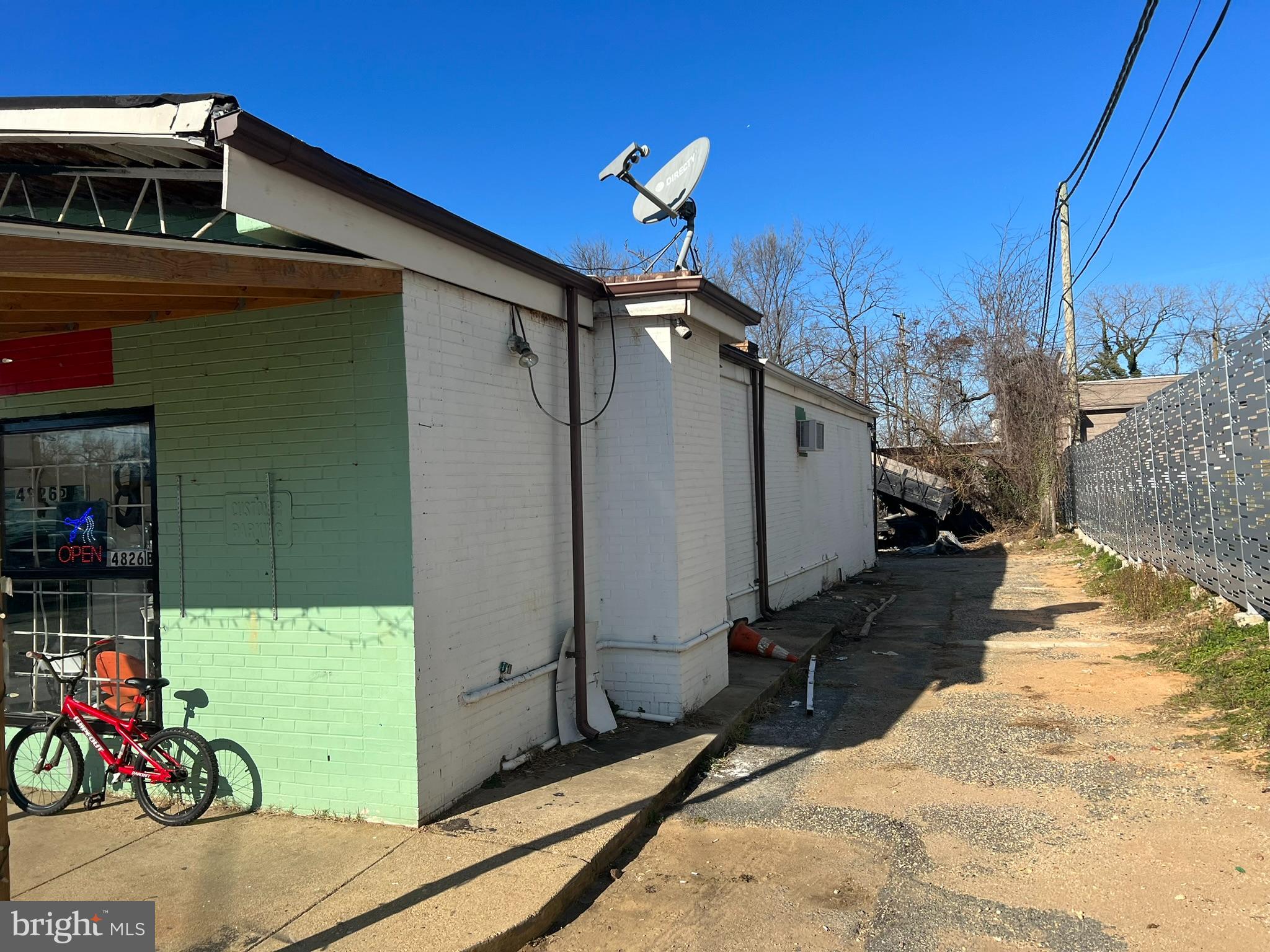 Main image without alt text