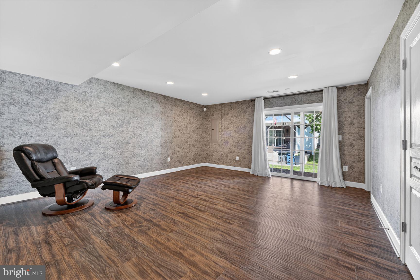 8909 ENGLEWOOD FARMS DRIVE