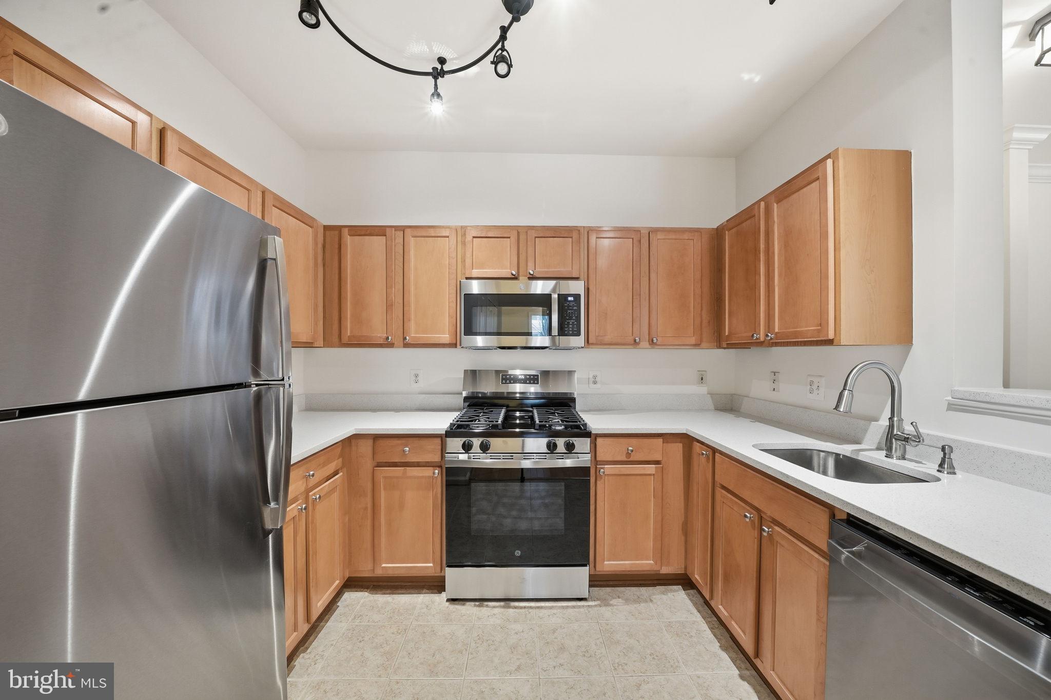 SAVOY AT RESTON TOWN CENTER - Residential