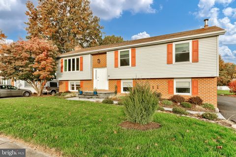 Photo of 321 E PLUM ST, ELIZABETHTOWN, PA 17022 (MLS # PALA2027144)