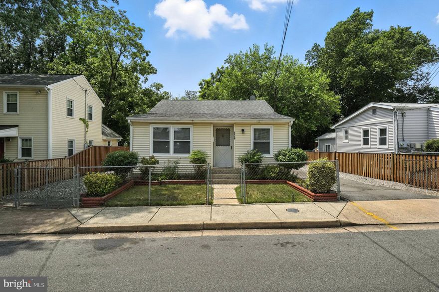 Don’t miss this charming 2-bedroom, 2-bath home situated on a beautiful, spacious lot in Douglas Park. Step in to find an open-concept living area including the kitchen (new fridge 2023), dining and living rooms with glimmering oak wood floors, soaring vaulted ceiling and a large skylight that fills the space with natural light.  Enjoy the expansive, private backyard from the spacious deck and screened-in hardtop gazebo — ideal for al fresco dining or relaxing in the shade.
Additional highlights include a garage and a versatile detached unit, currently used as a gym, offering endless potential as a studio, office, or guest space.   In the basement, you'll find ample storage space, the tankless water heater and new washer & dryer (2023). 
A rare find in a sought-after location!