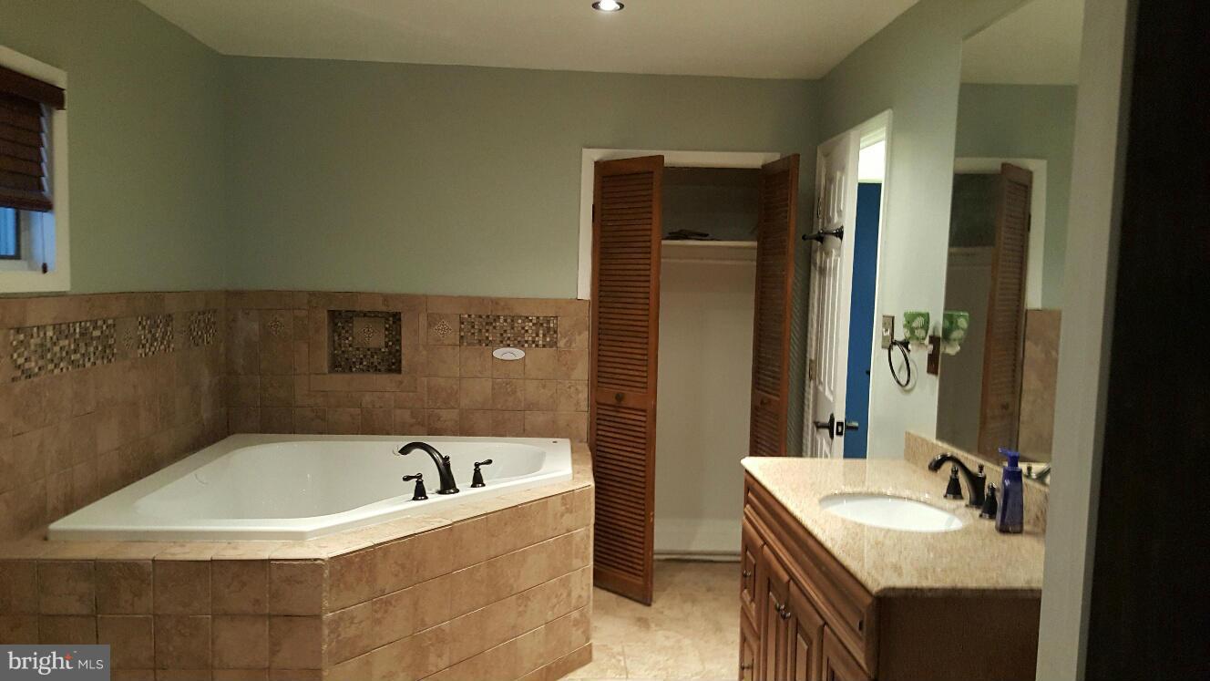 COUNTRY CLUB ESTATES - Residential Lease