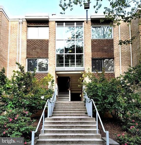 Photo of 8006 Chanute Place #4, FALLS CHURCH, VA 22042 (MLS # VAFX2309444)
