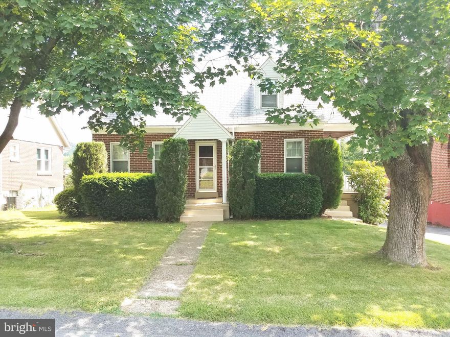 MOVE IN READY 3 BEDROOM BRICK HOUSE WITH HARDWOOD FLOORS THROUGH OUT.  LEVEL BACKYARD AND NEW PORCH PUT ON BACK LAST YEAR. LARGE EAT IN KITCHEN WITH NICE SIZE PANTRY AND SEPARATE DINING ROOM.  ONE CAR GARAGE AND NICE YARD