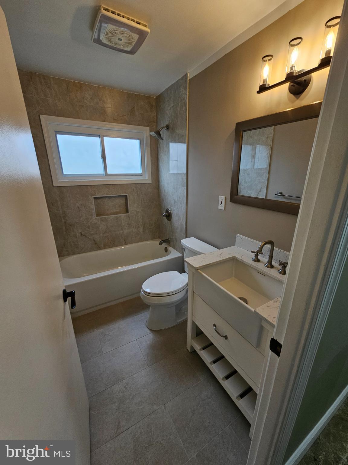 SNOWBALL GATE - Residential Lease