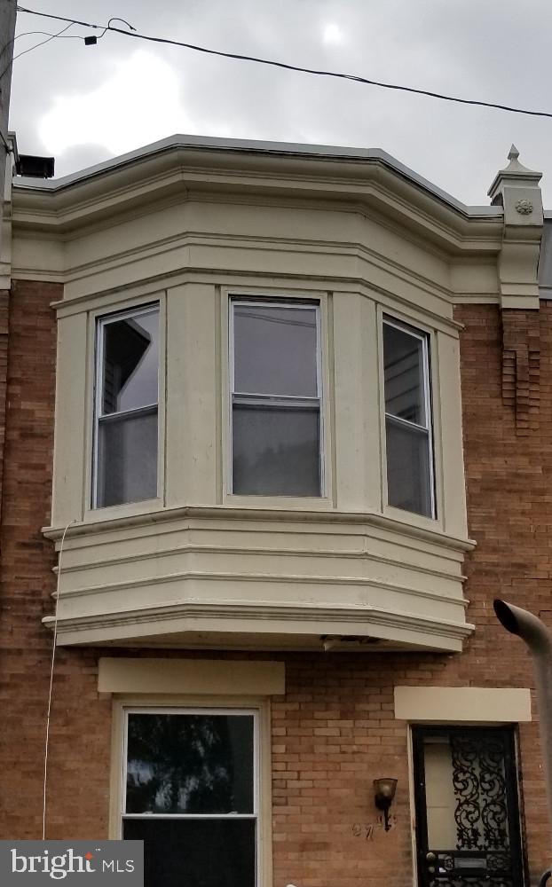 located in the progressively growing neighborhood of Strawberry Mansion. With some slight cosmetic updating this 3-bed & 1 bath possibilities are endless. Be it an investment addition to ones Porfilio, or a starter home.