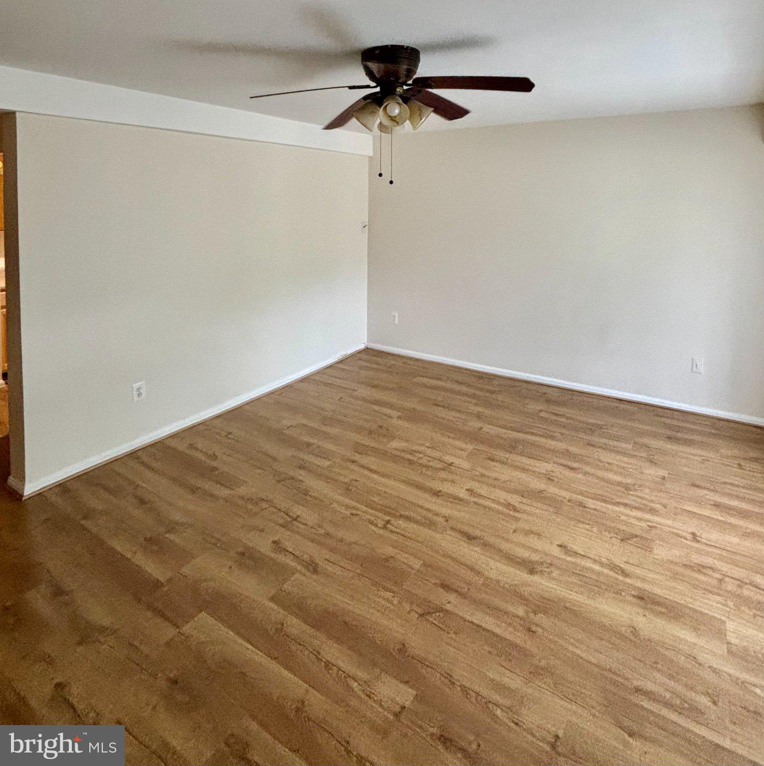 8042 LAKECREST DRIVE