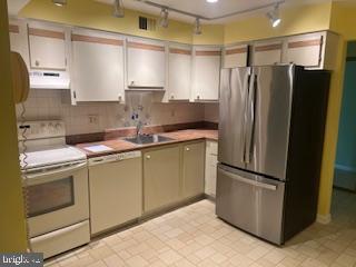 2 ELPHIN COURT 302