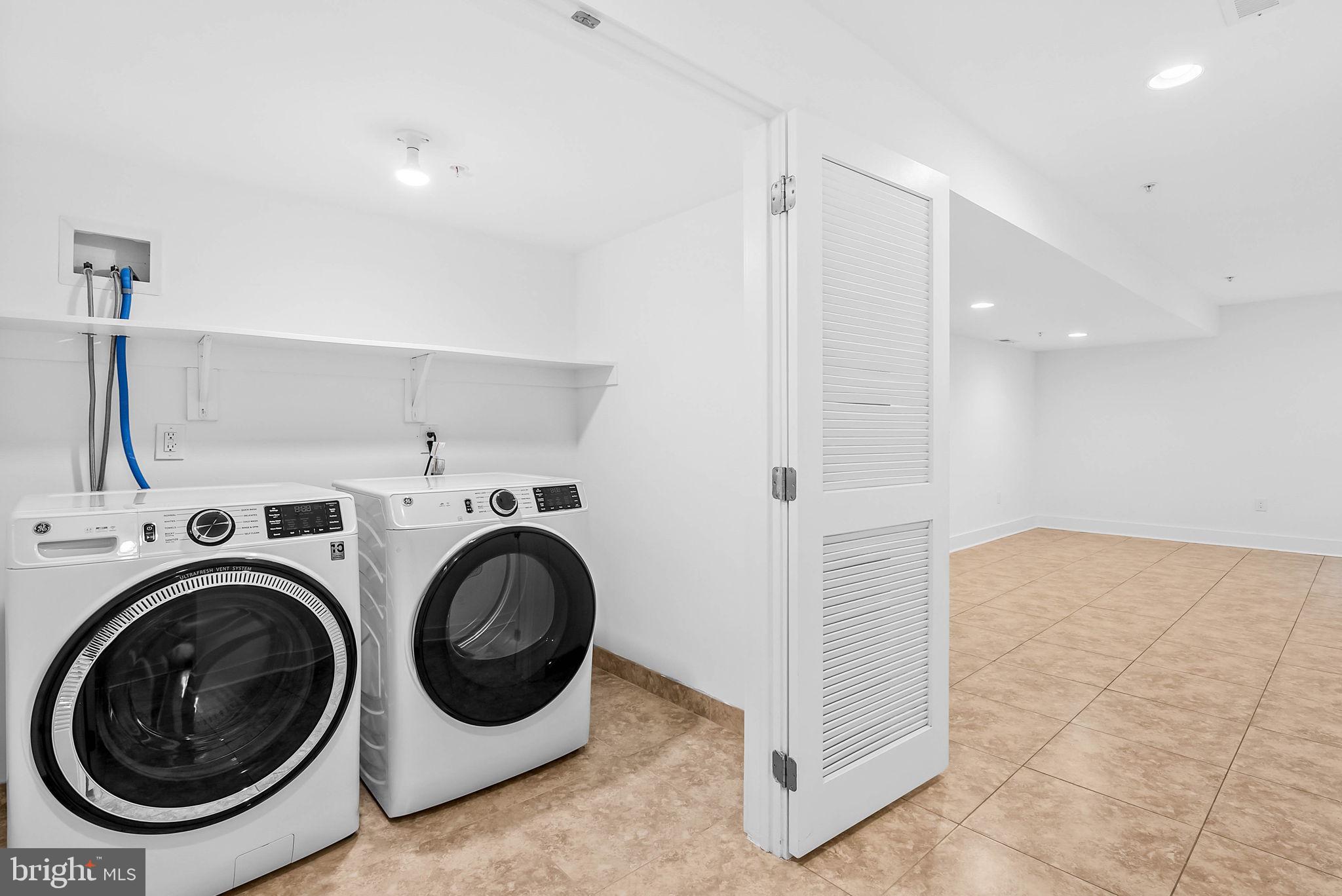 QUEEN VILLAGE - Residential