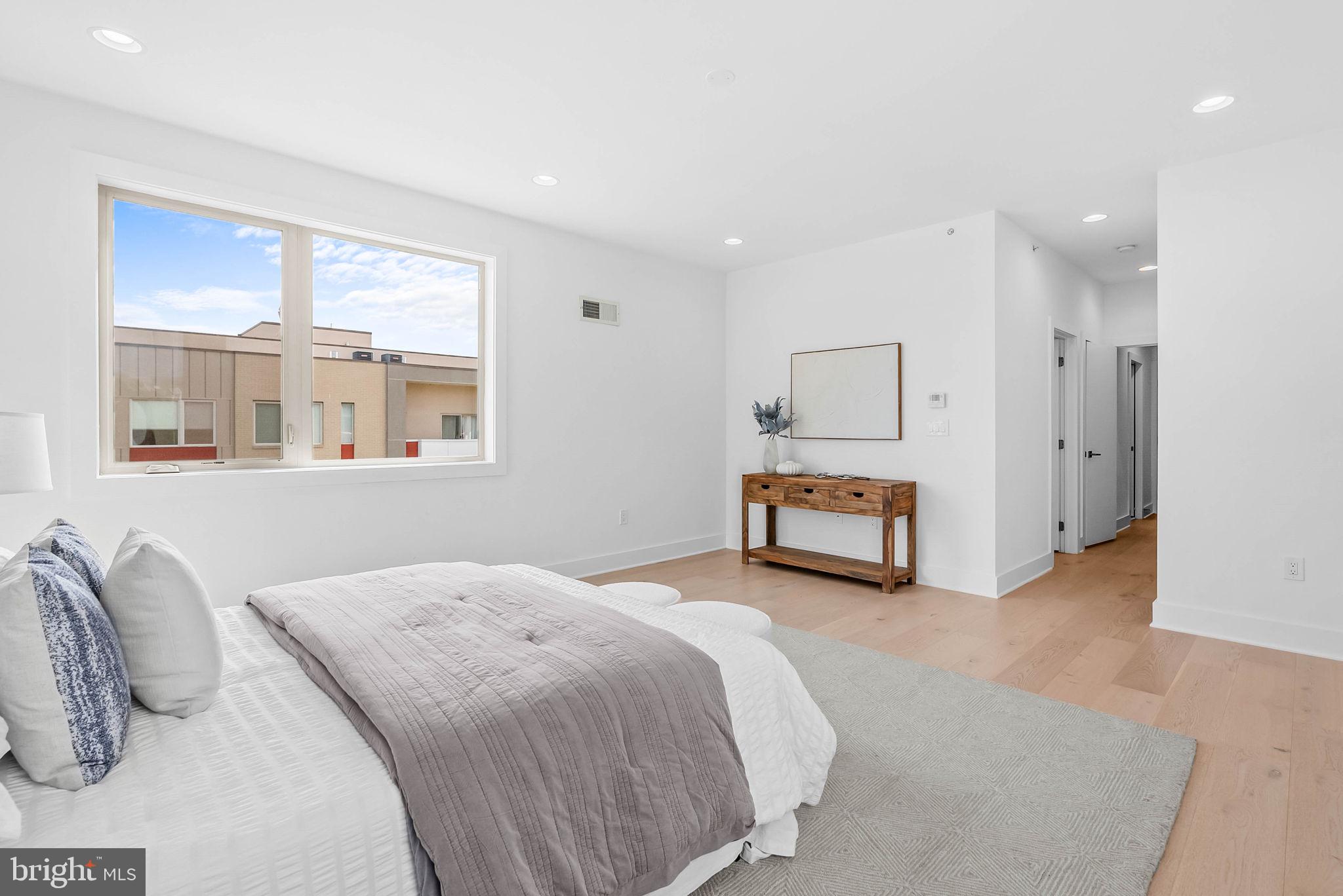 QUEEN VILLAGE - Residential