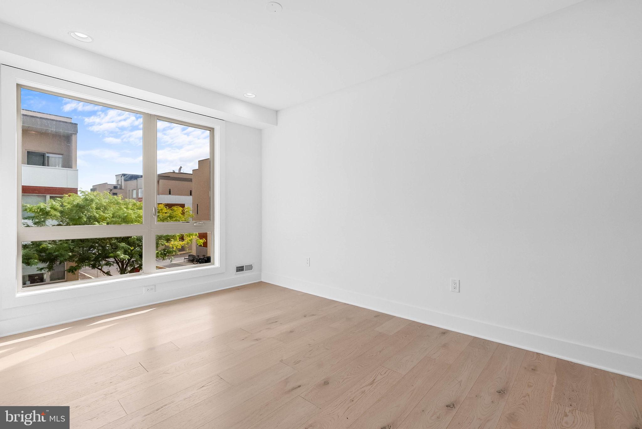 QUEEN VILLAGE - Residential