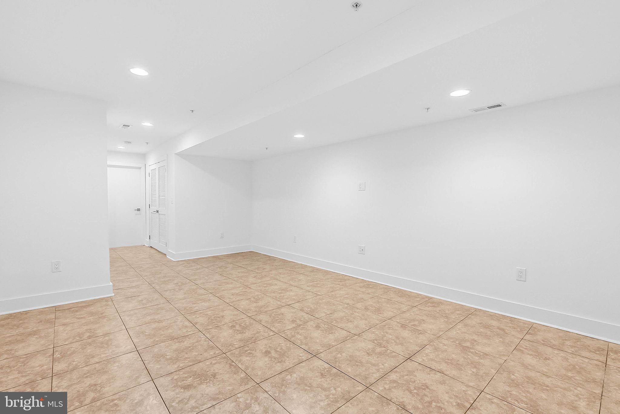 QUEEN VILLAGE - Residential