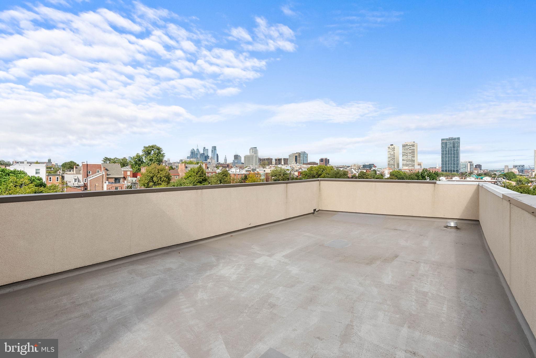 QUEEN VILLAGE - Residential