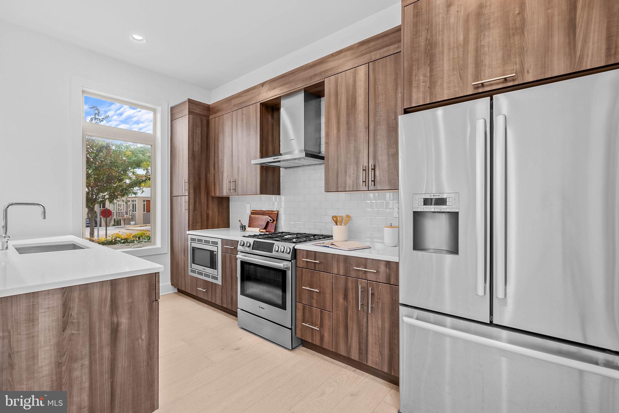 QUEEN VILLAGE - Residential