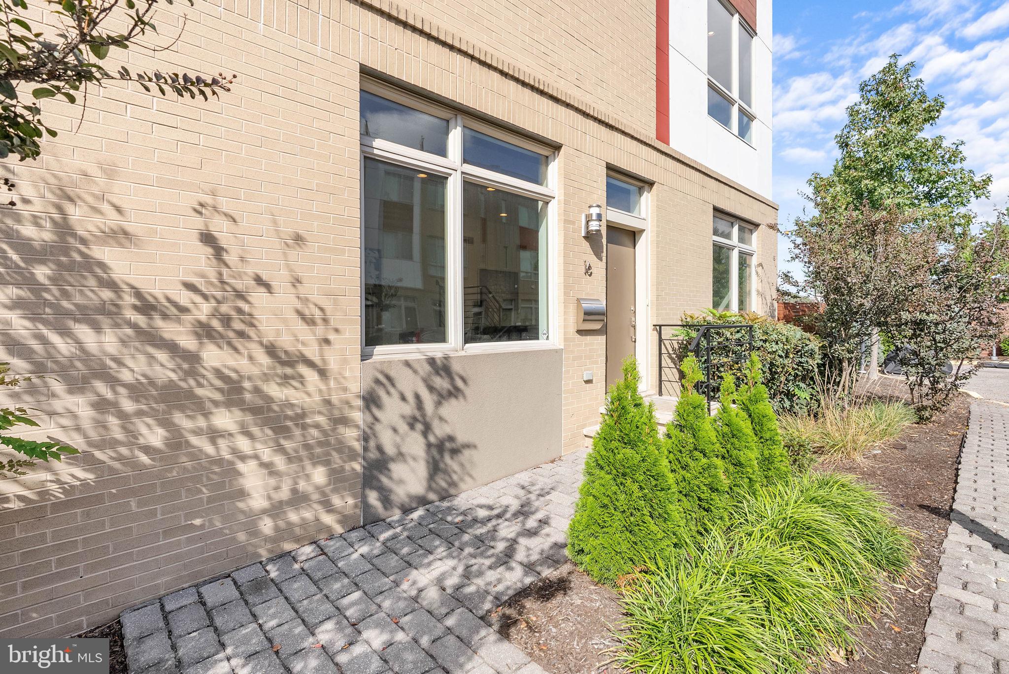 QUEEN VILLAGE - Residential