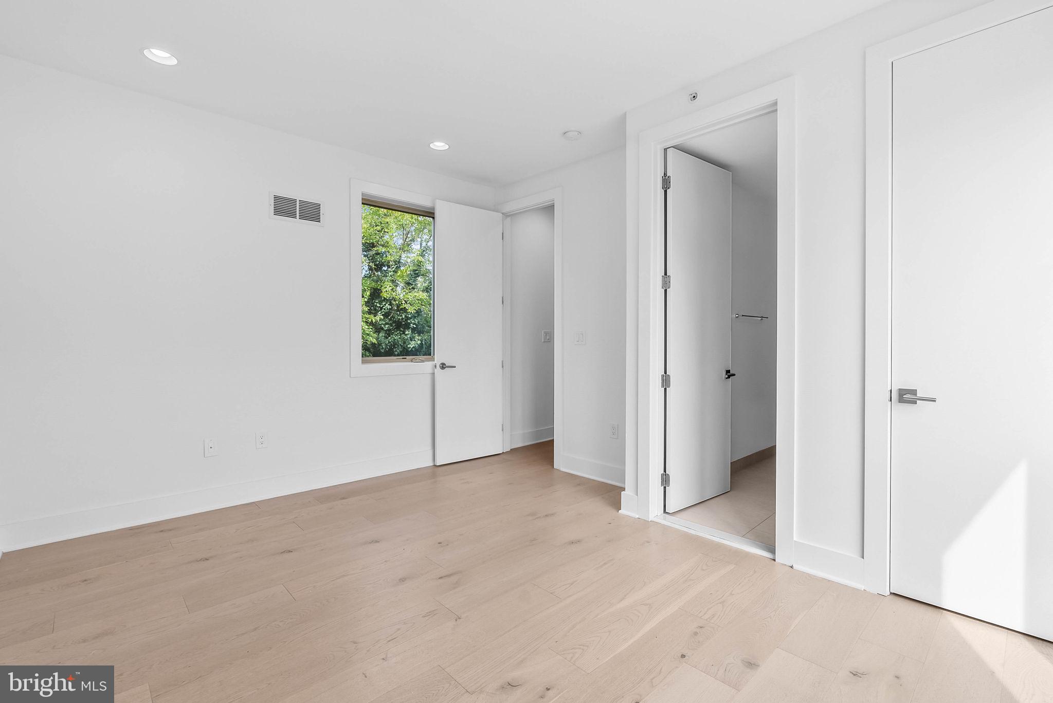 QUEEN VILLAGE - Residential