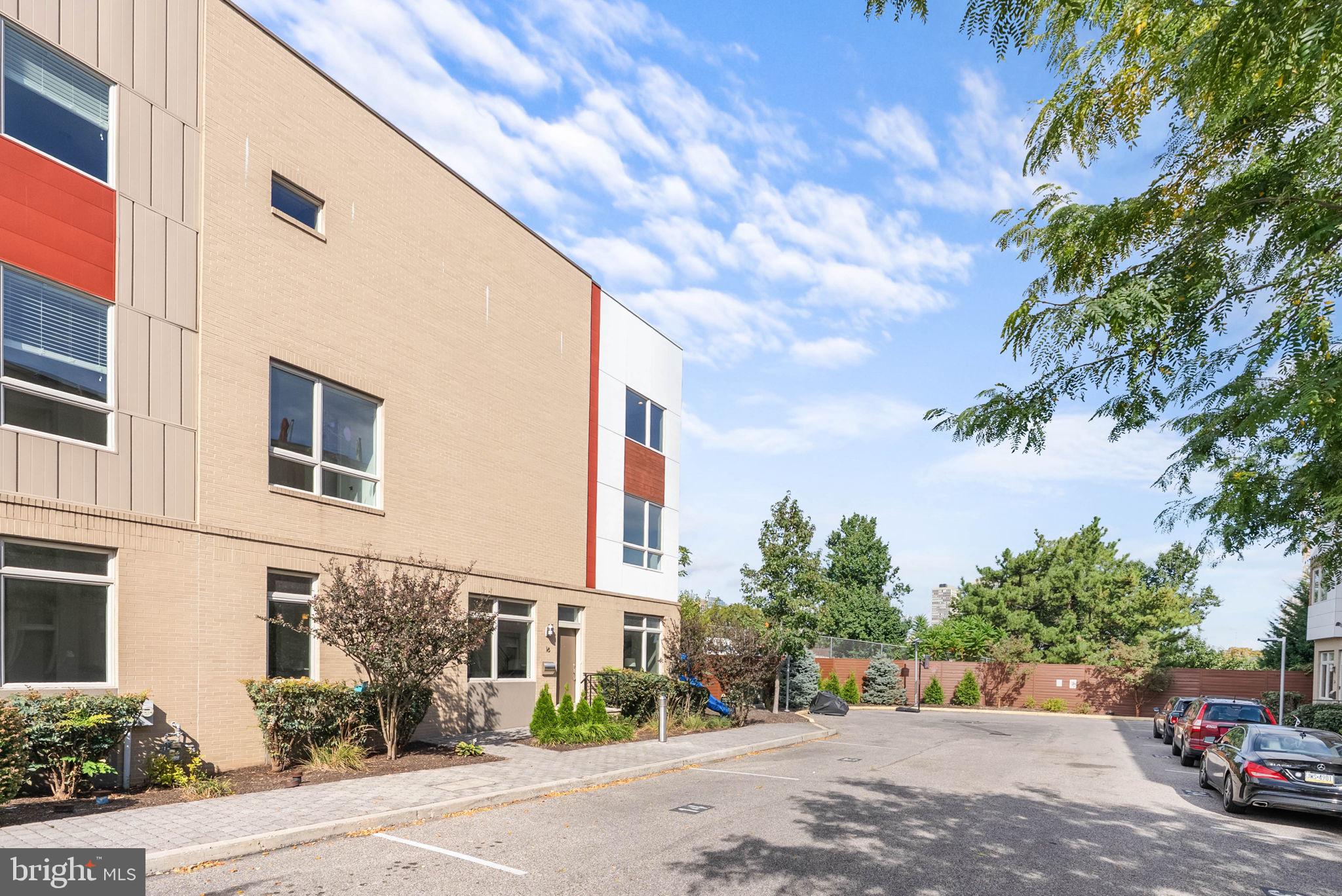 QUEEN VILLAGE - Residential