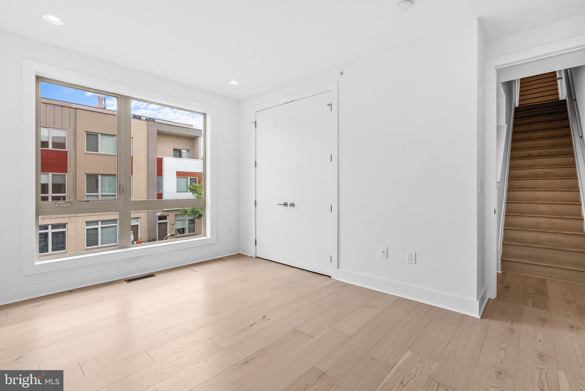 QUEEN VILLAGE - Residential