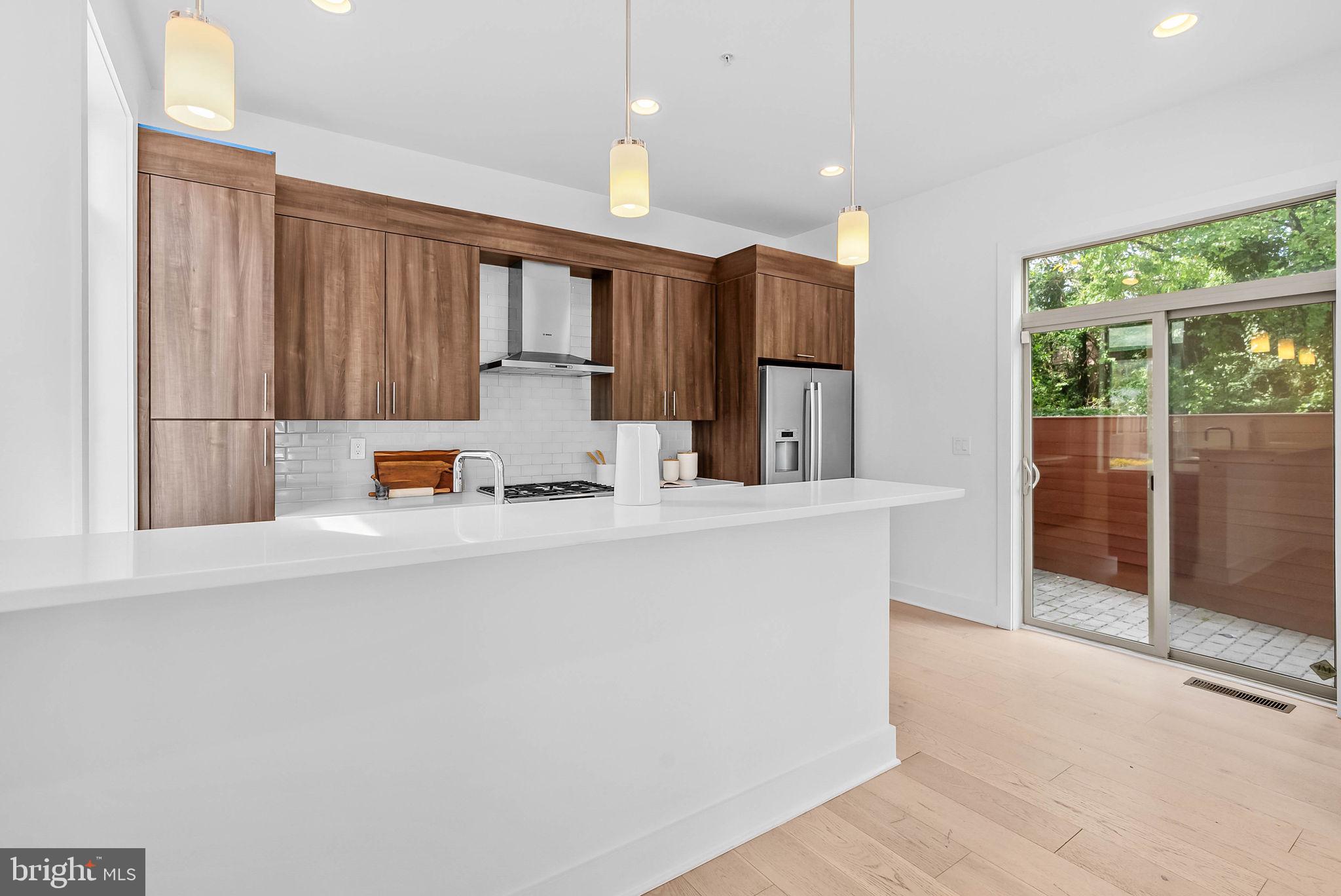 QUEEN VILLAGE - Residential