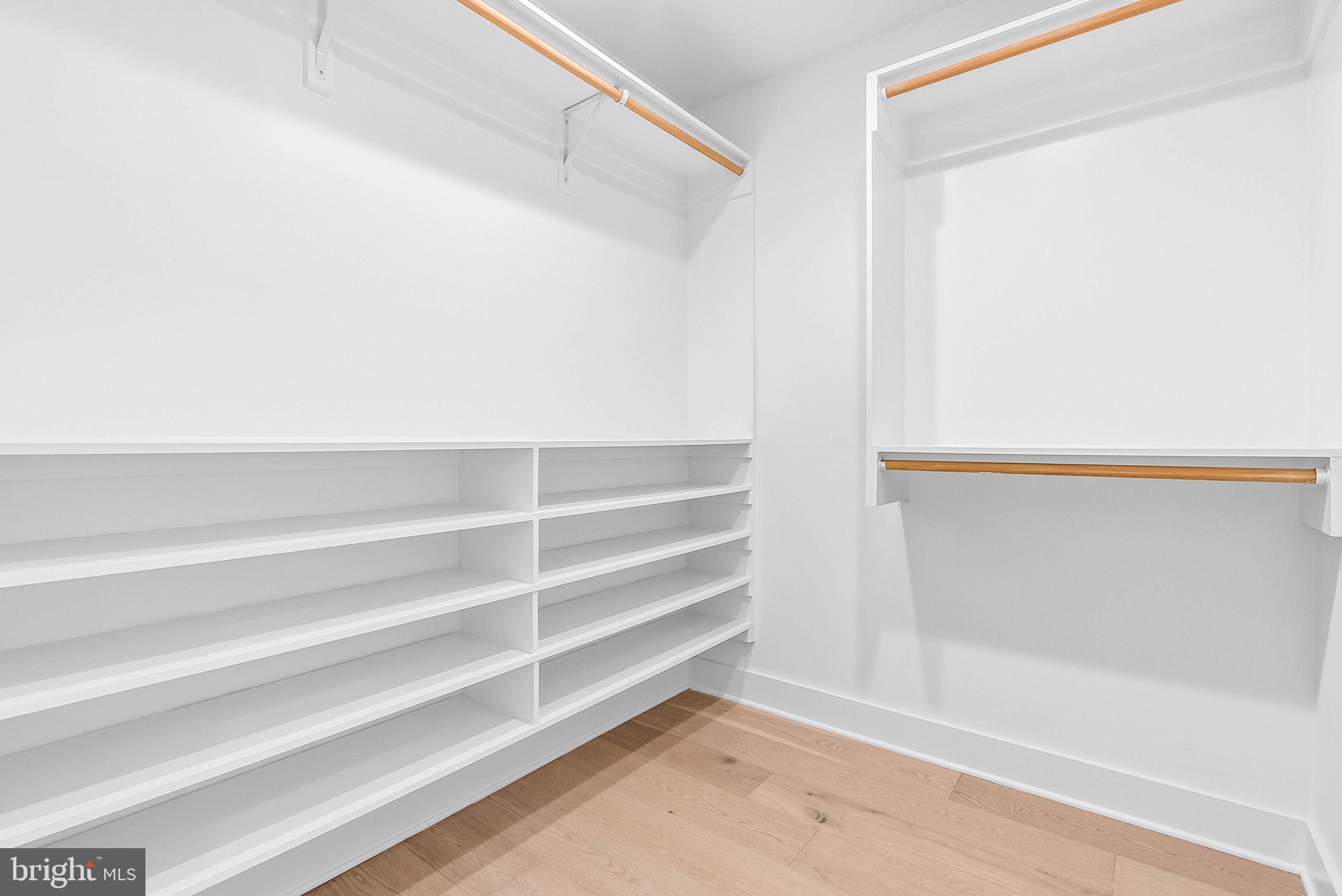 QUEEN VILLAGE - Residential