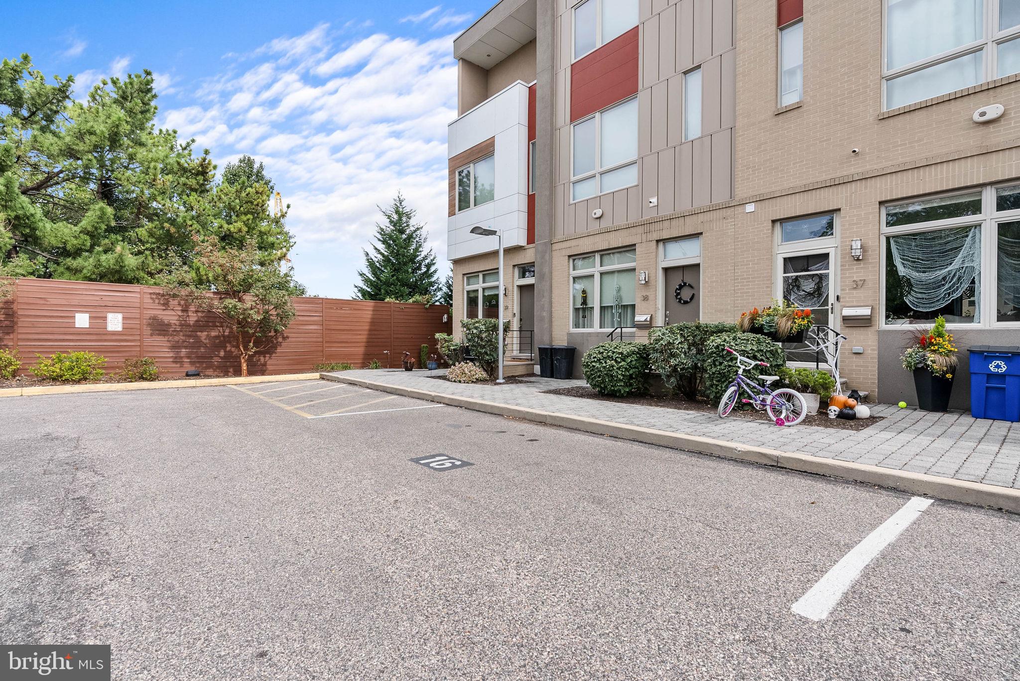 QUEEN VILLAGE - Residential