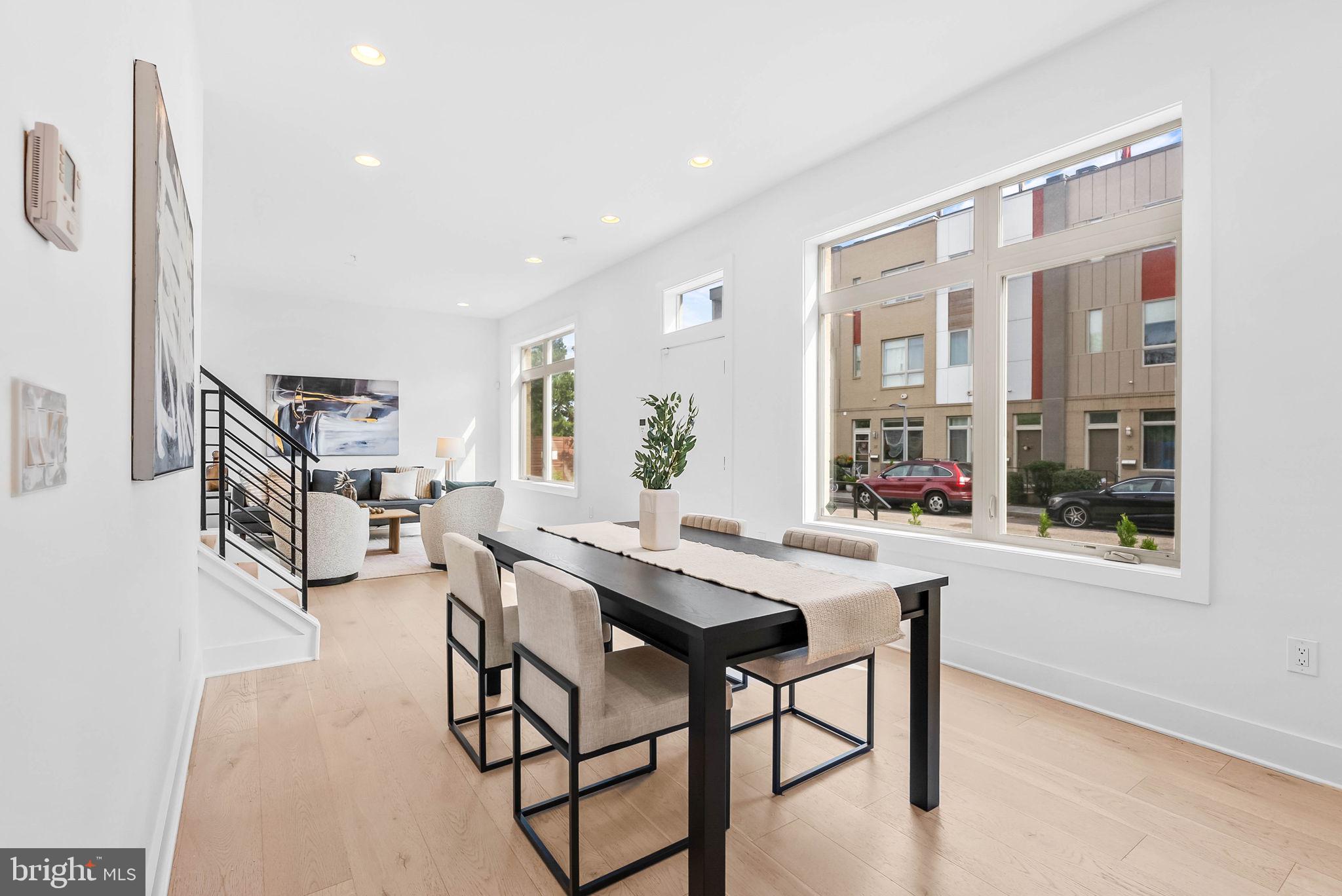 QUEEN VILLAGE - Residential