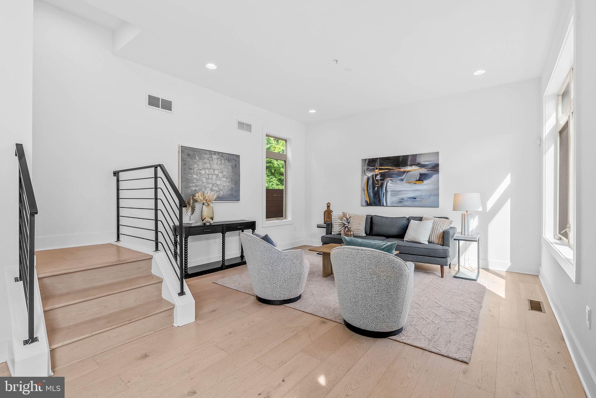 QUEEN VILLAGE - Residential