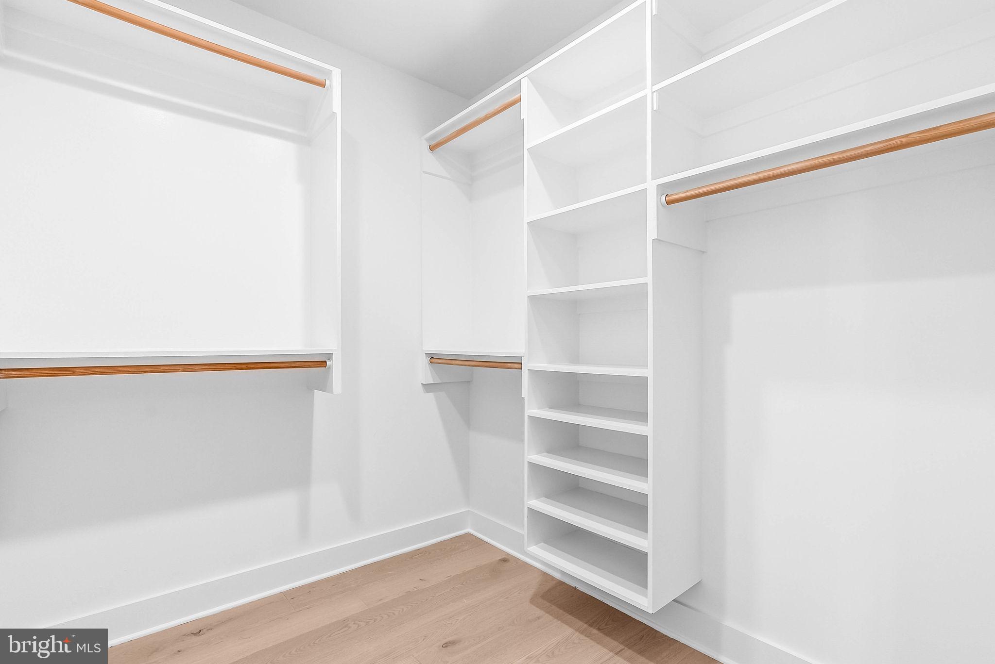 QUEEN VILLAGE - Residential