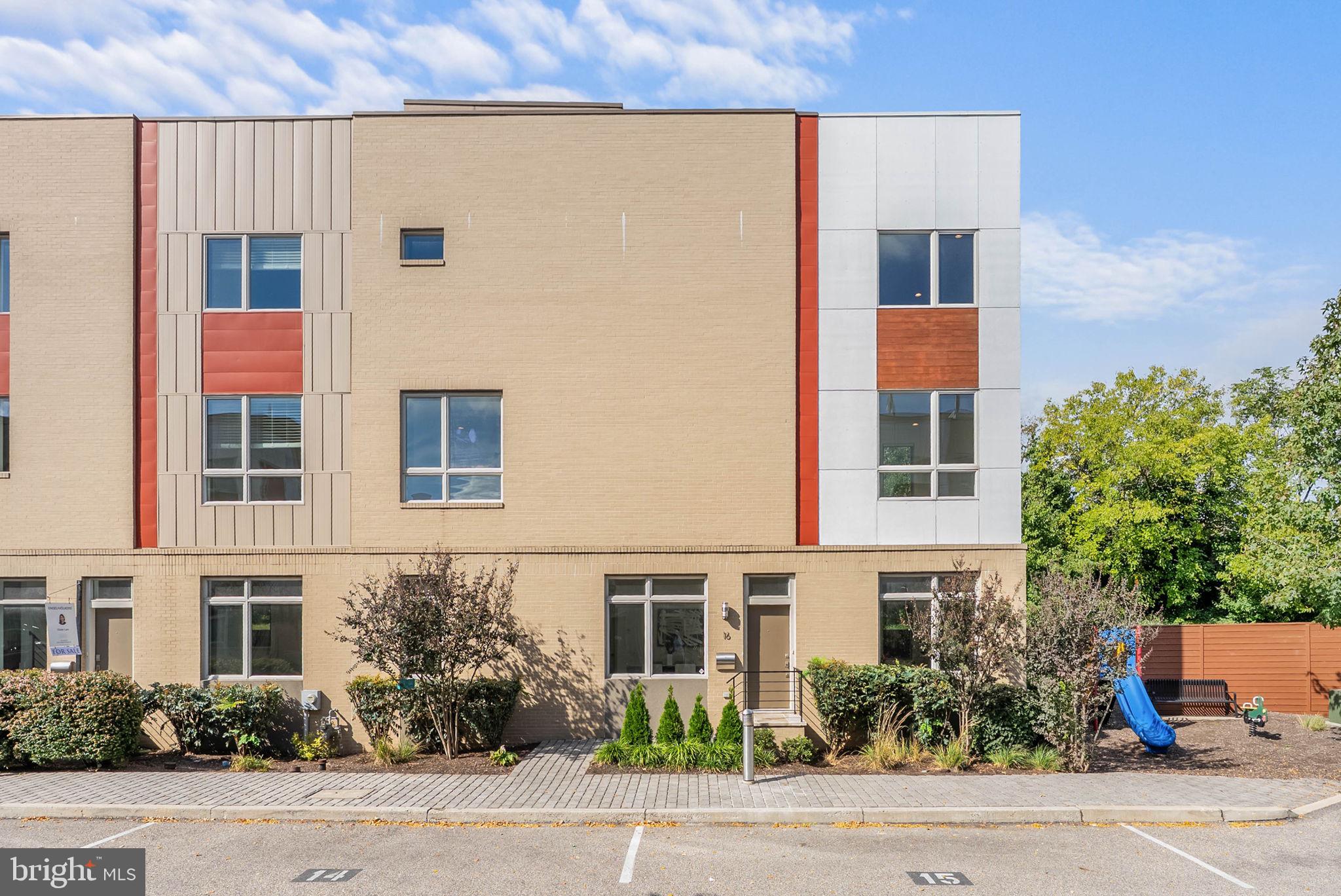 QUEEN VILLAGE - Residential