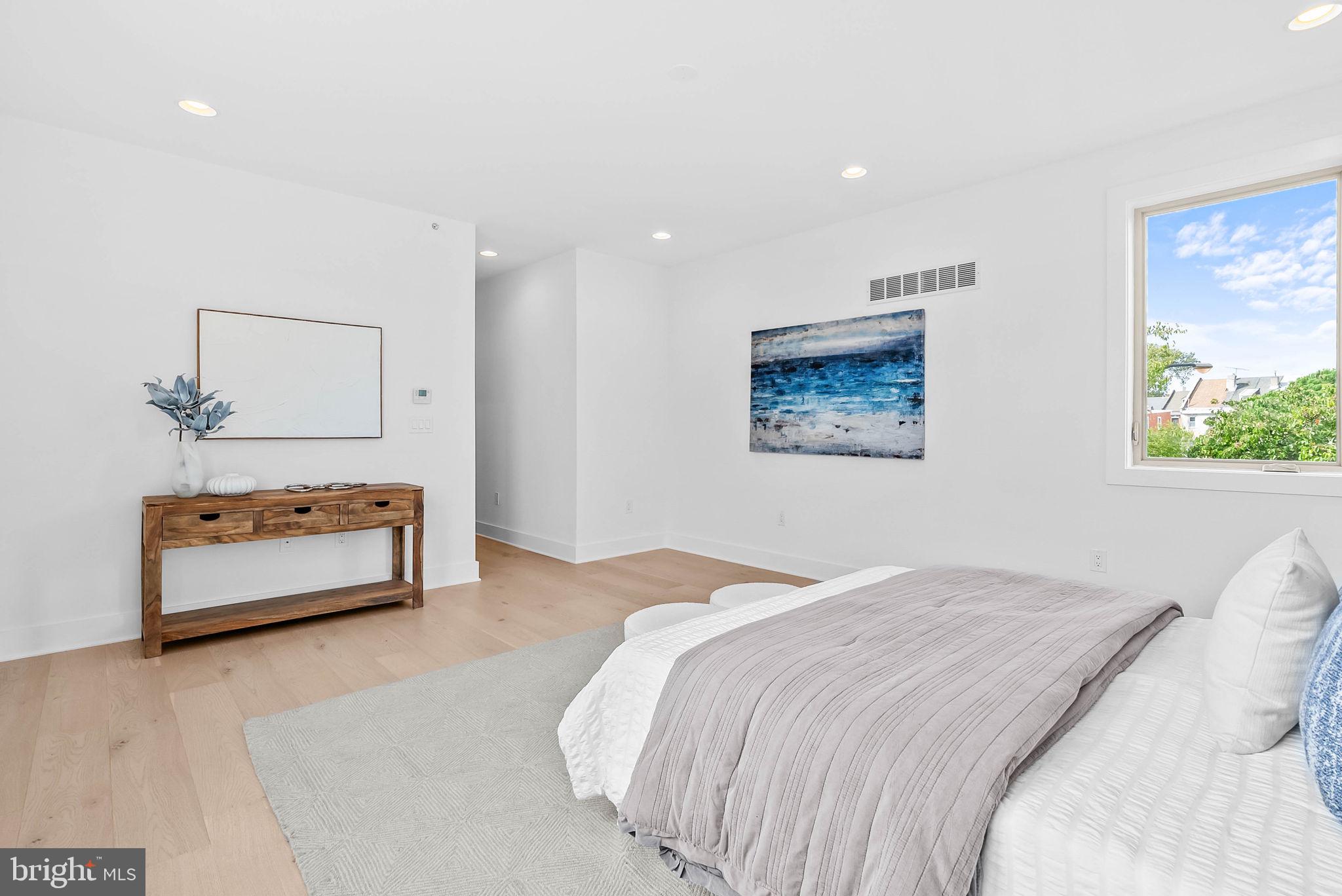 QUEEN VILLAGE - Residential