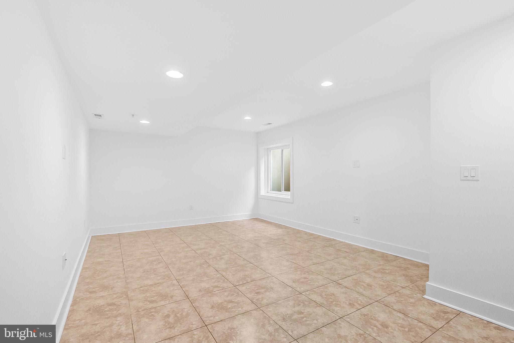 QUEEN VILLAGE - Residential