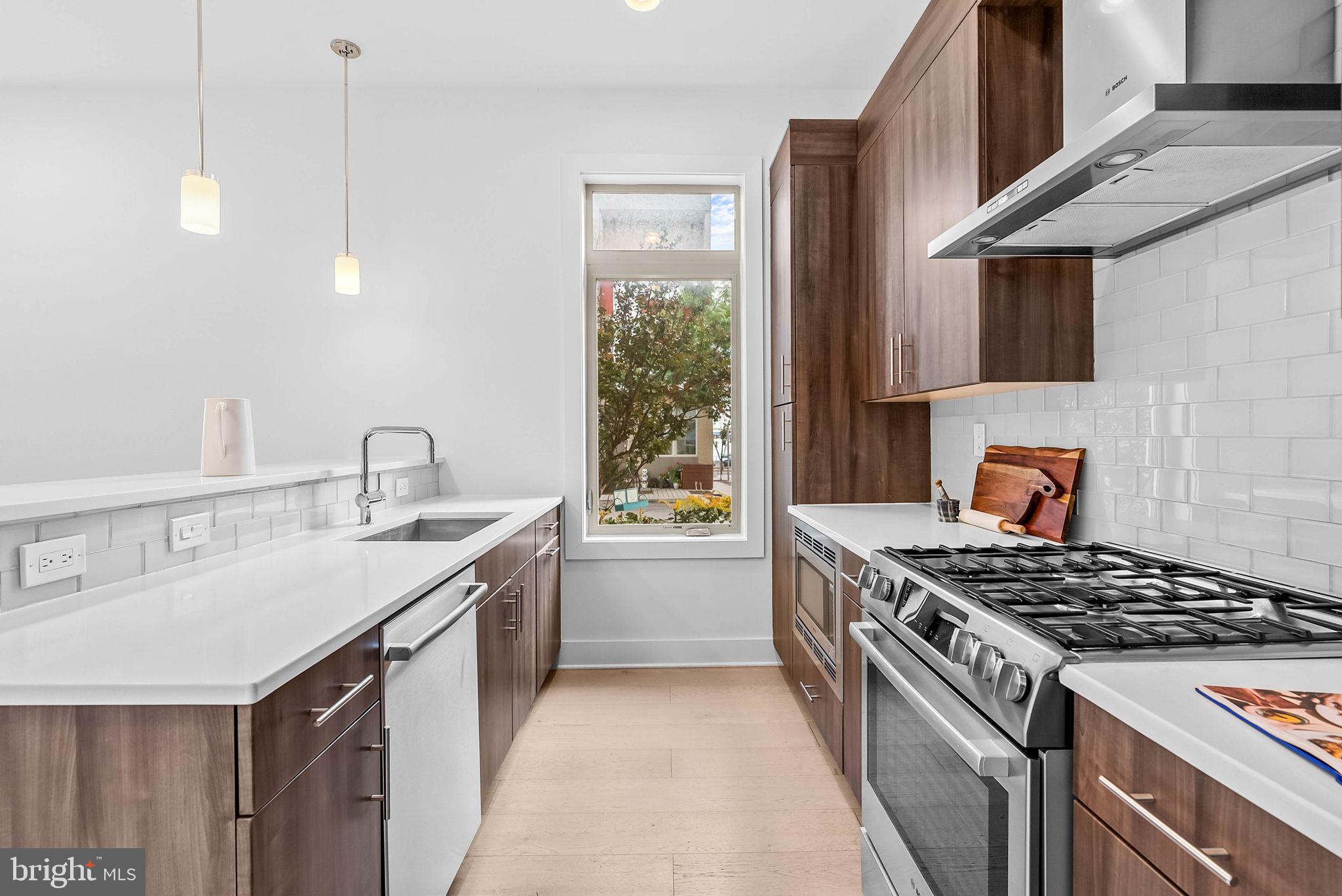 QUEEN VILLAGE - Residential