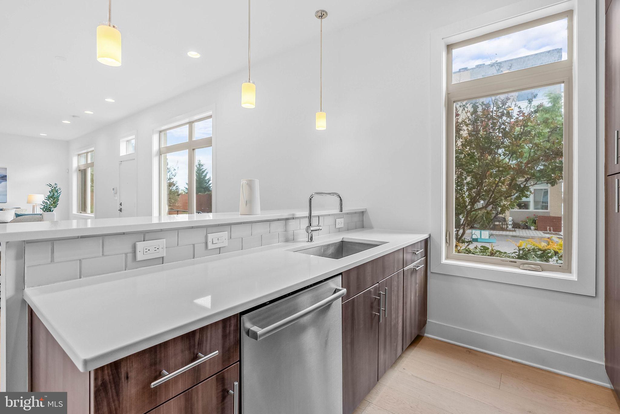 QUEEN VILLAGE - Residential