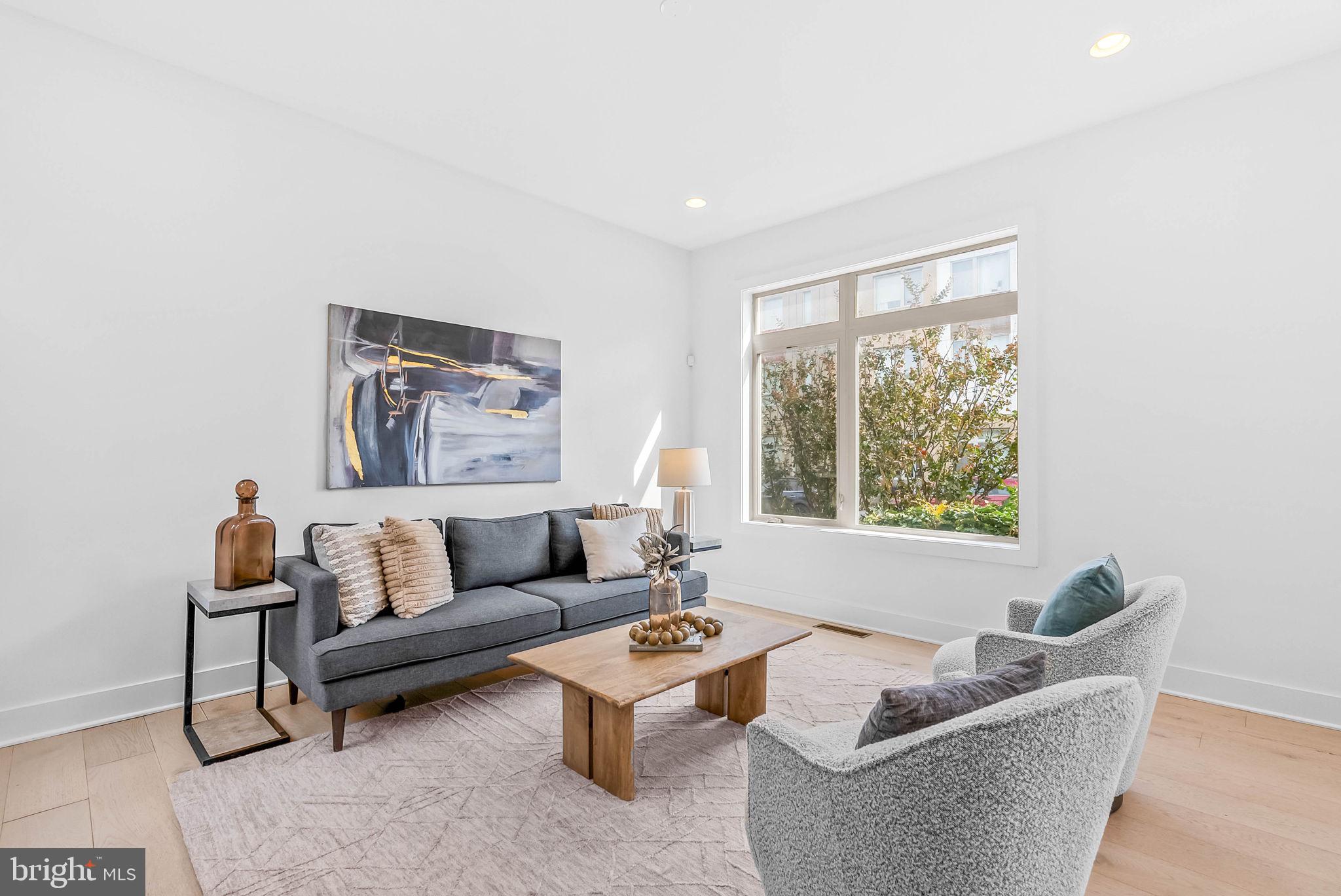 QUEEN VILLAGE - Residential