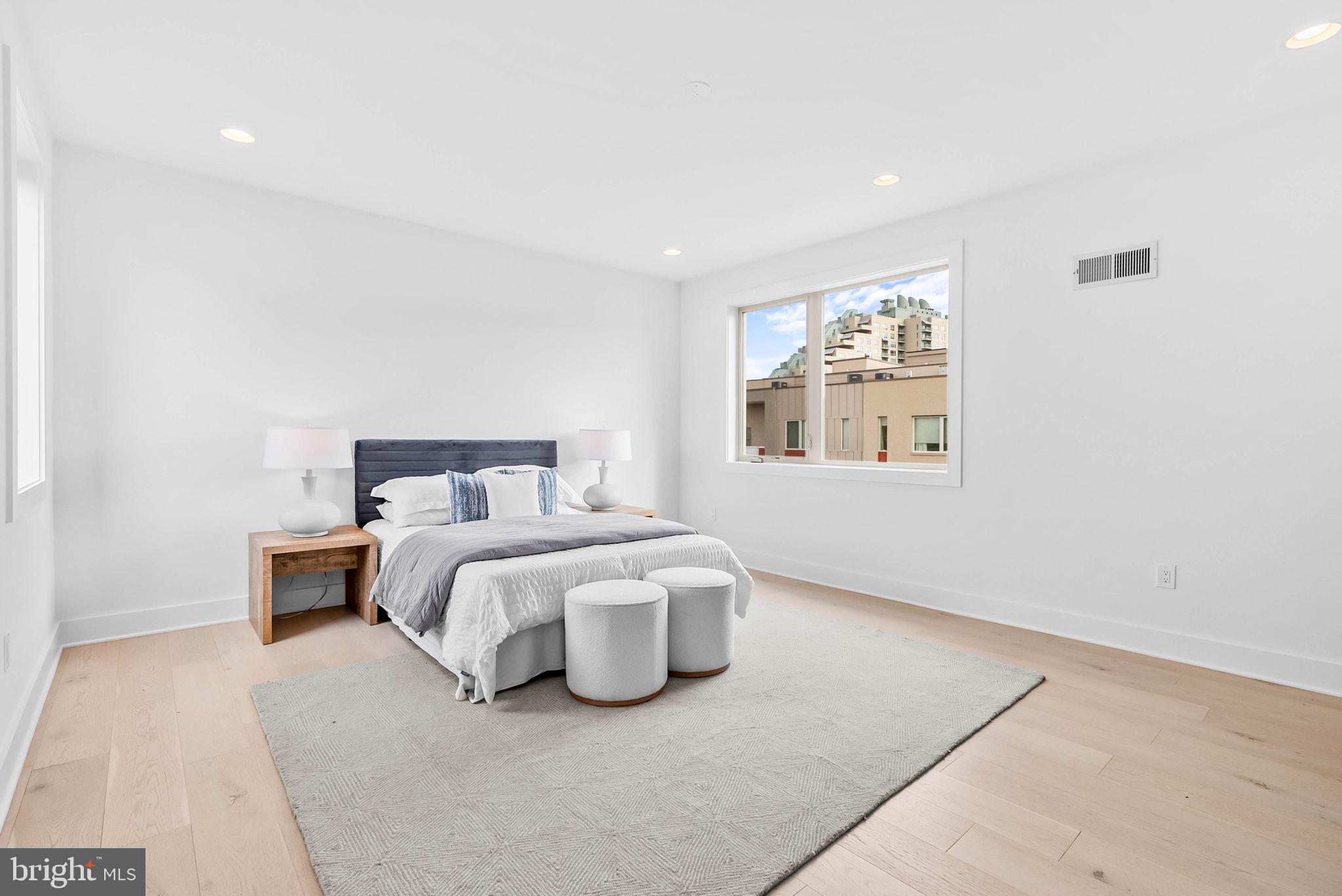 QUEEN VILLAGE - Residential