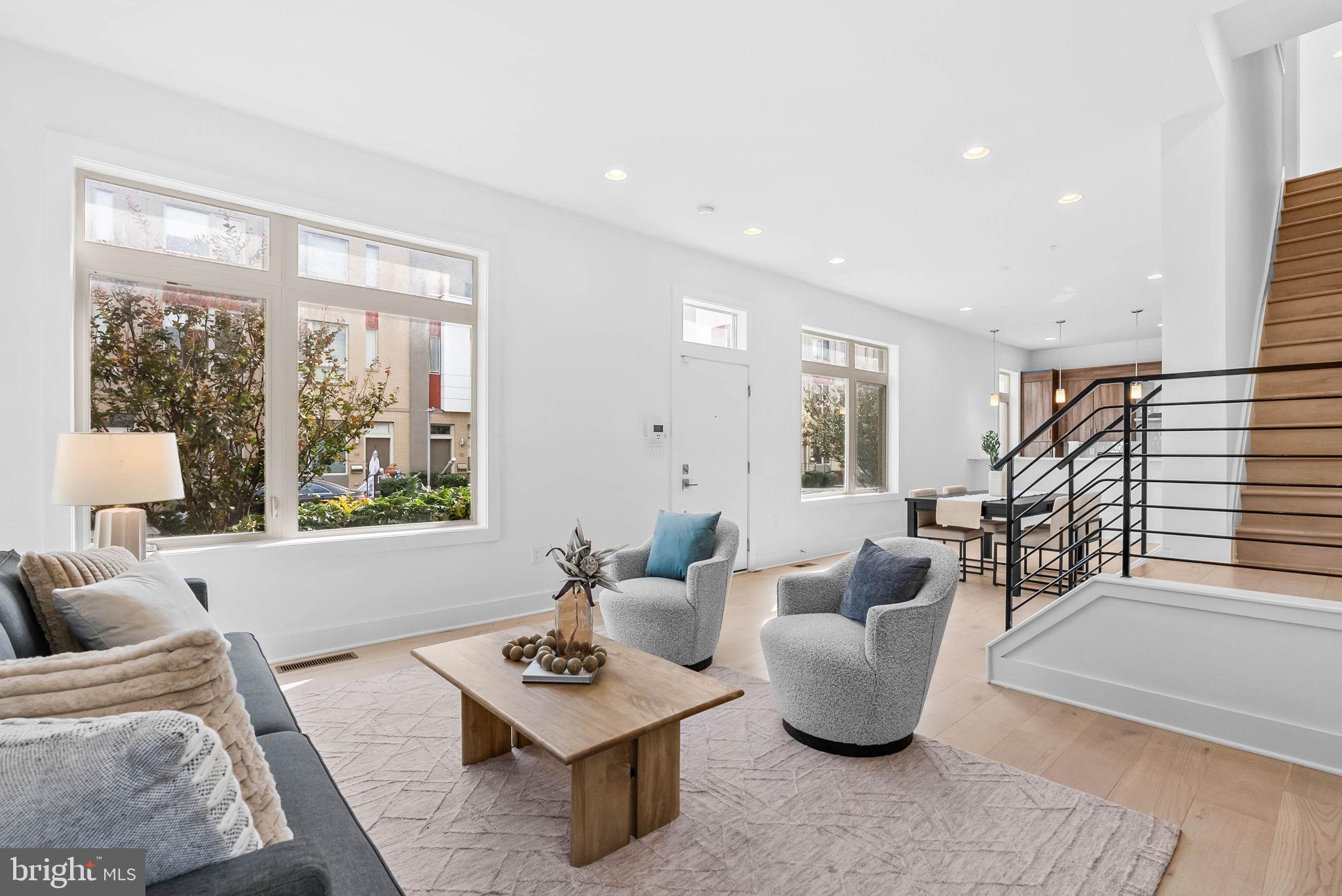 QUEEN VILLAGE - Residential