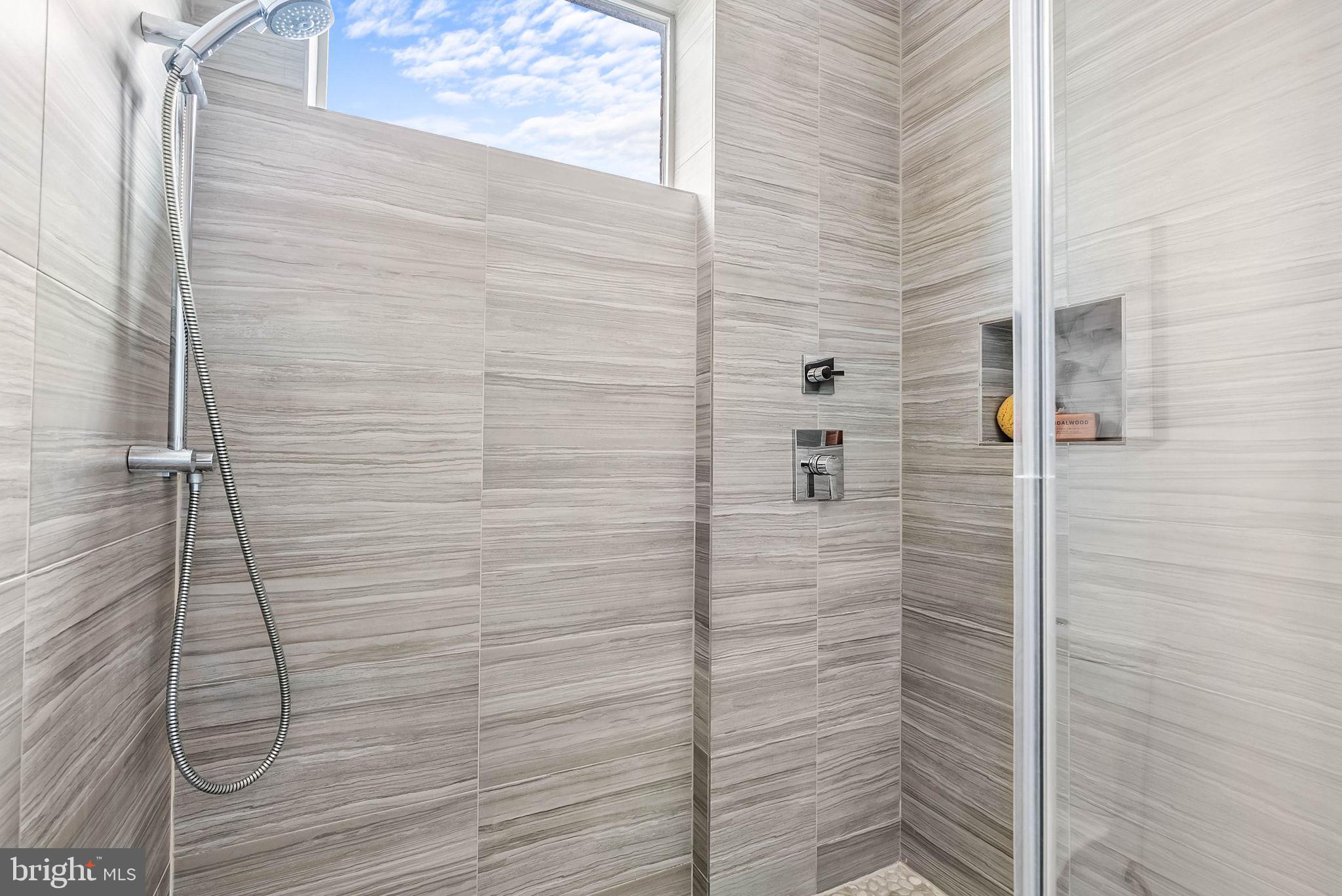 QUEEN VILLAGE - Residential