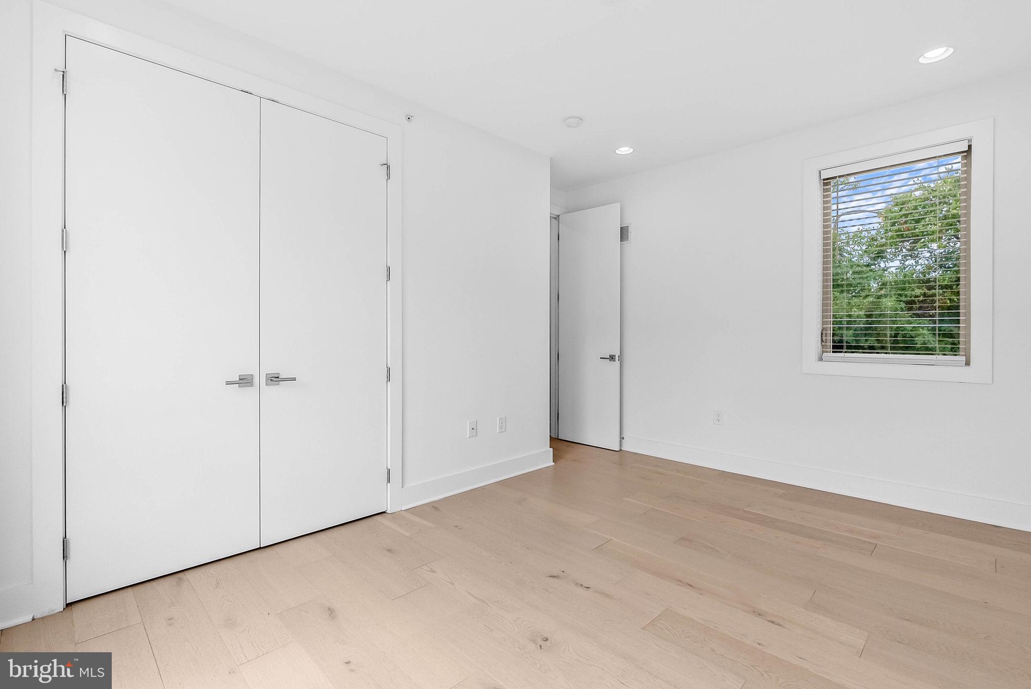 QUEEN VILLAGE - Residential