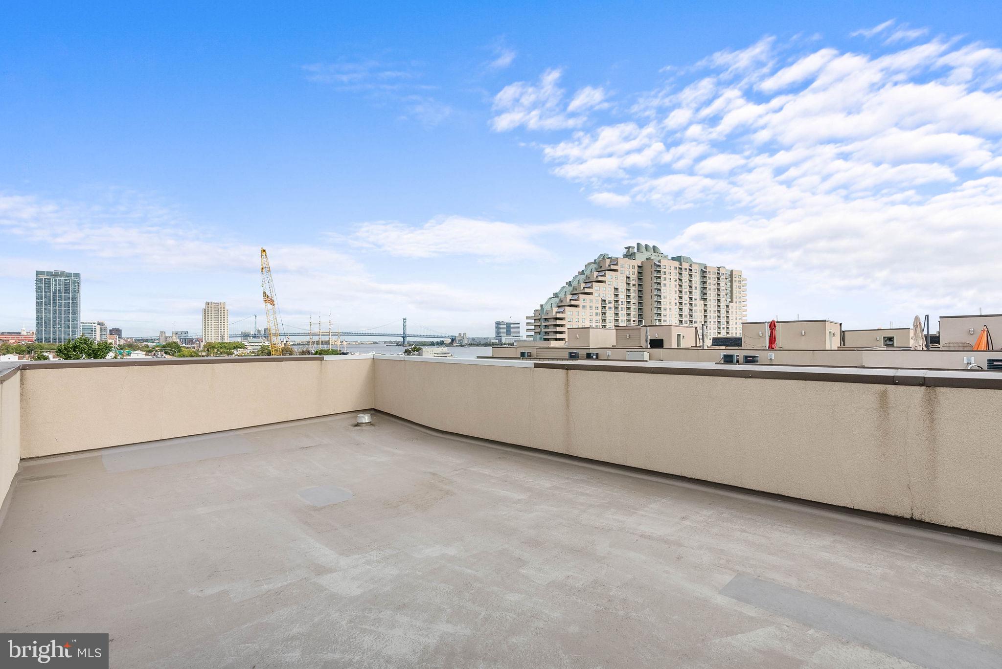 QUEEN VILLAGE - Residential