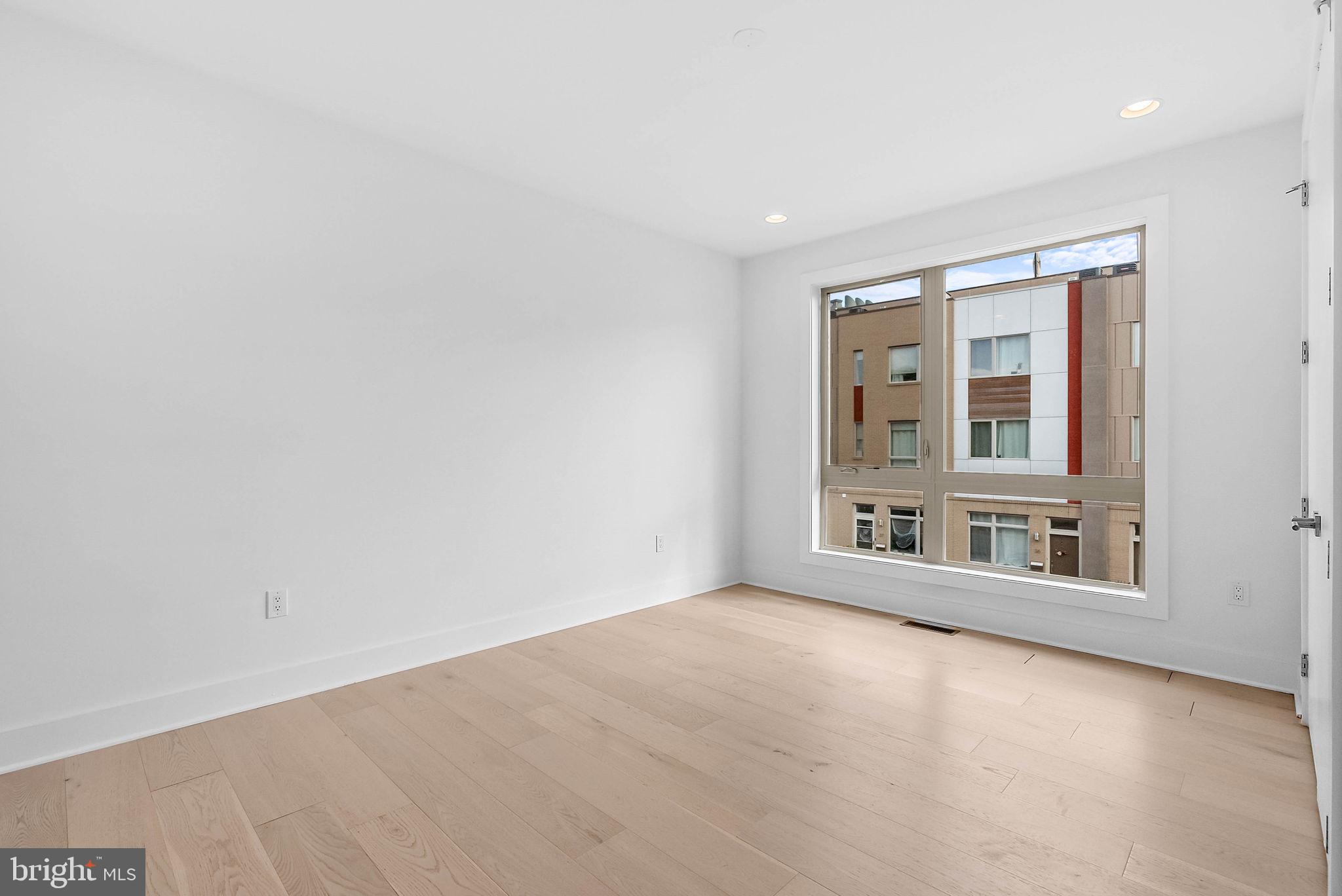 QUEEN VILLAGE - Residential