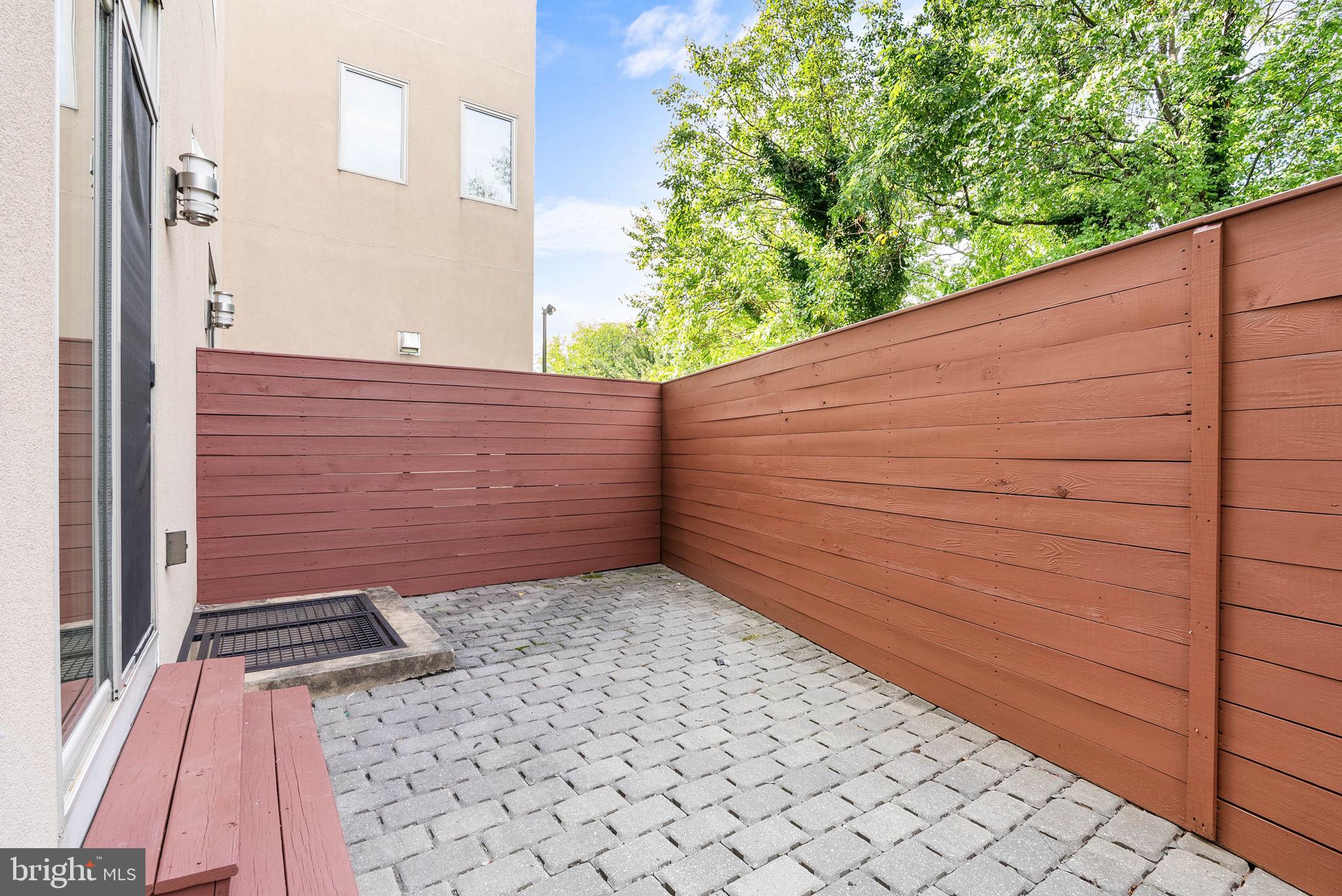 QUEEN VILLAGE - Residential