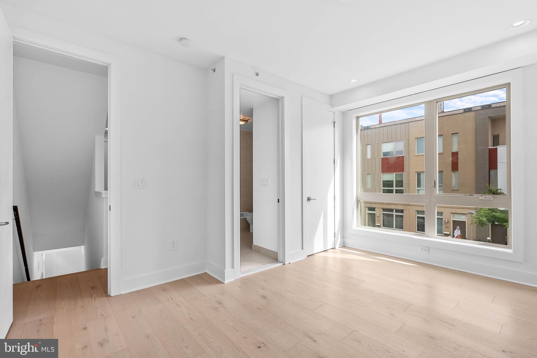 QUEEN VILLAGE - Residential