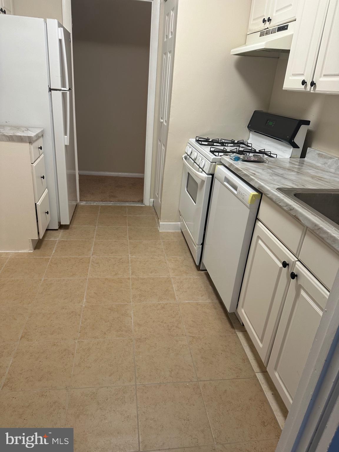 MARLOW TOWERS - Residential Lease