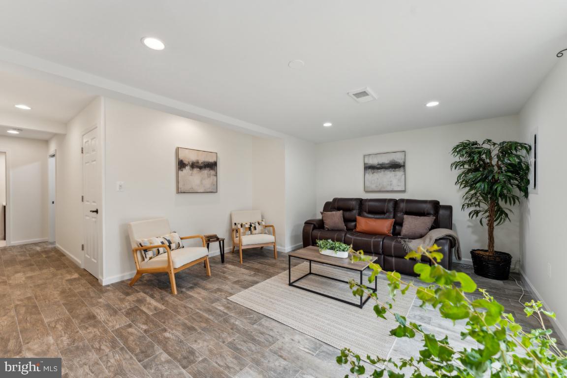 LAKEPOINTE - Residential