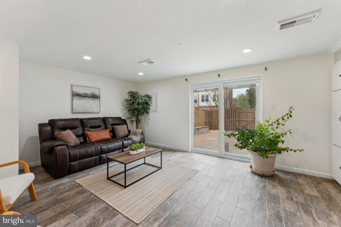 LAKEPOINTE - Residential