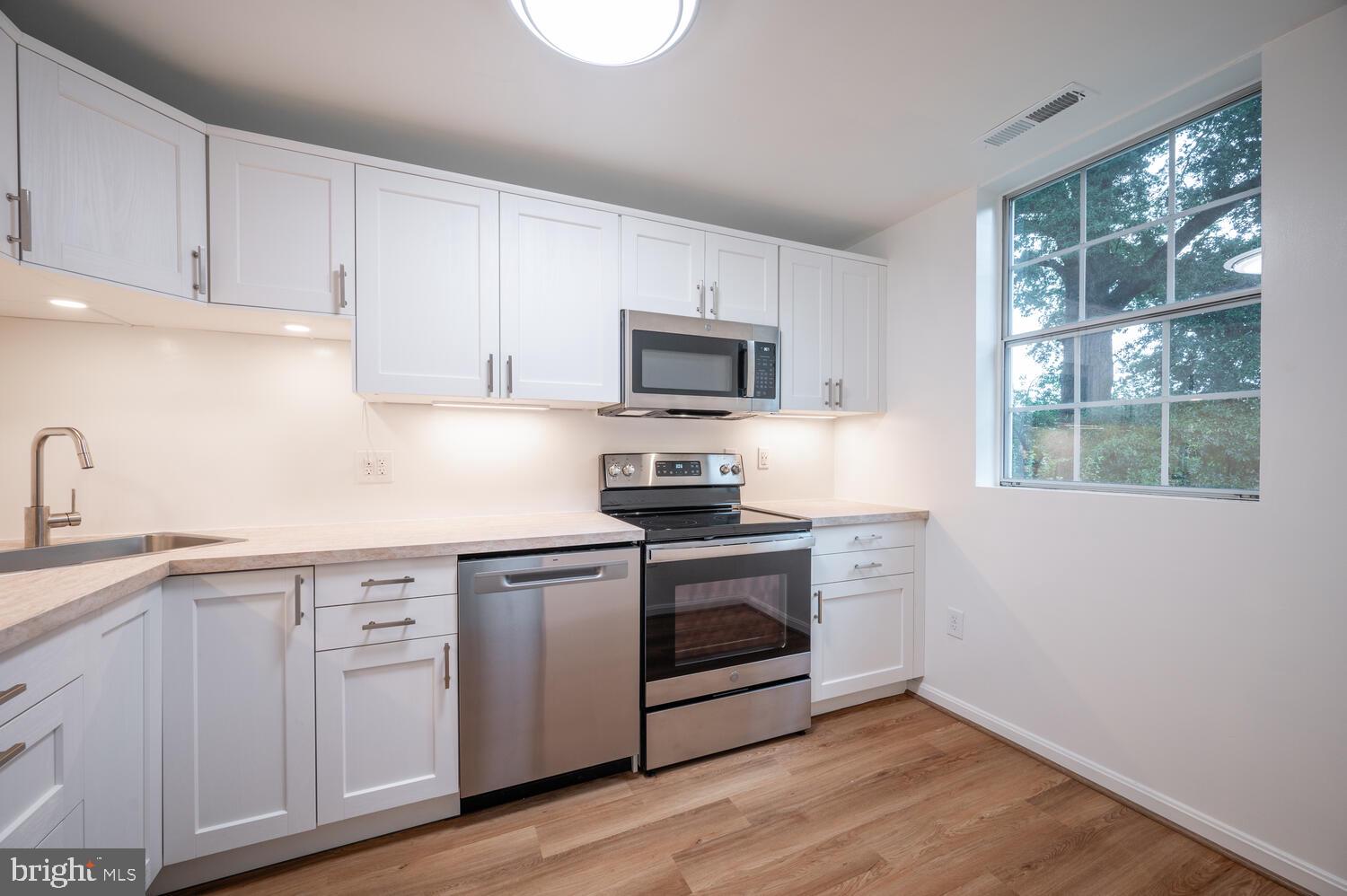 COLONIAL VILLAGE - Residential