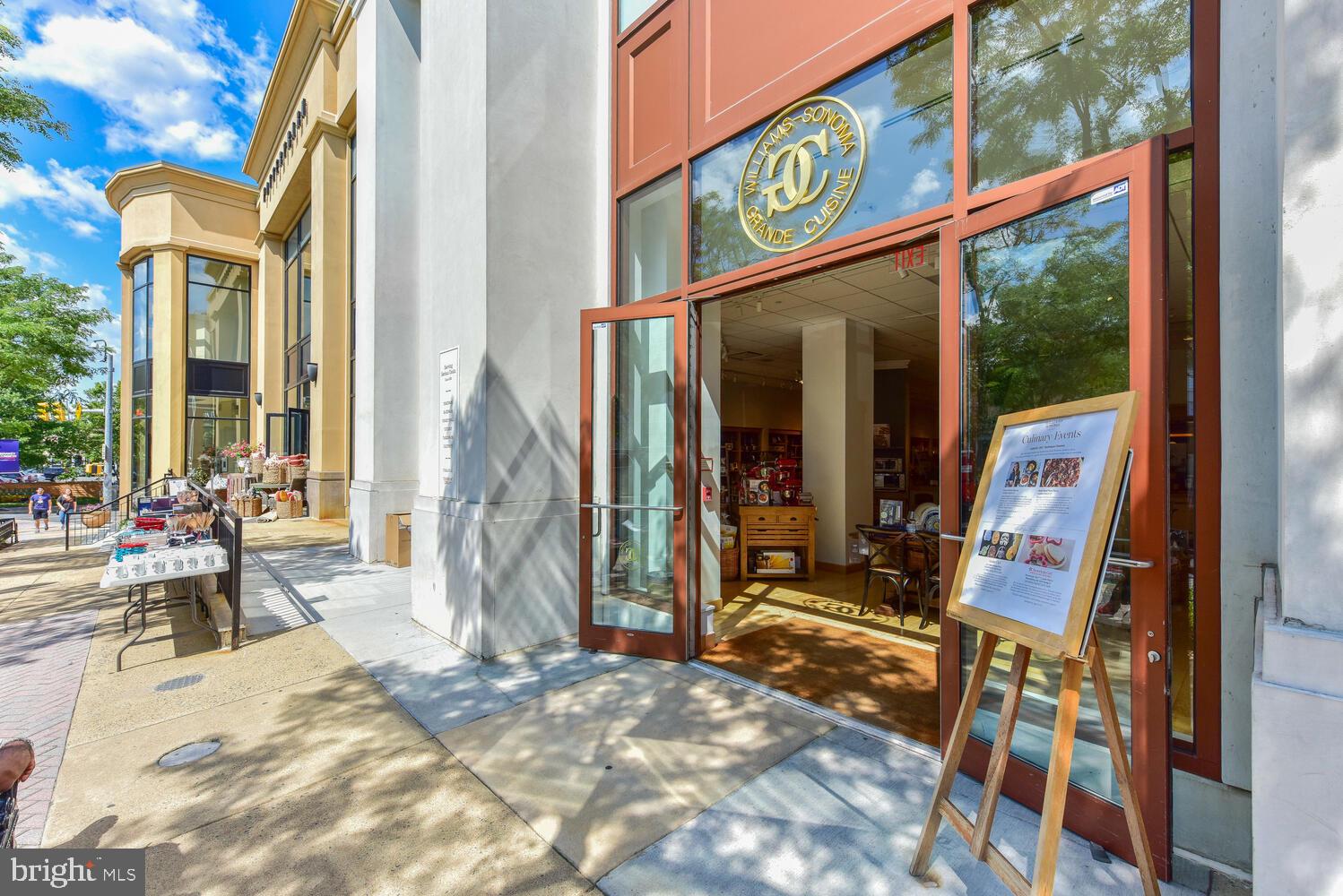 COLONIAL VILLAGE - Residential