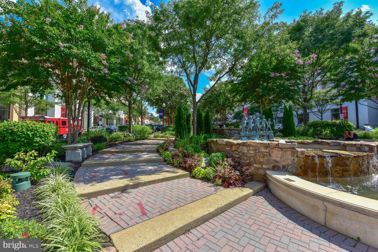 COLONIAL VILLAGE - Residential