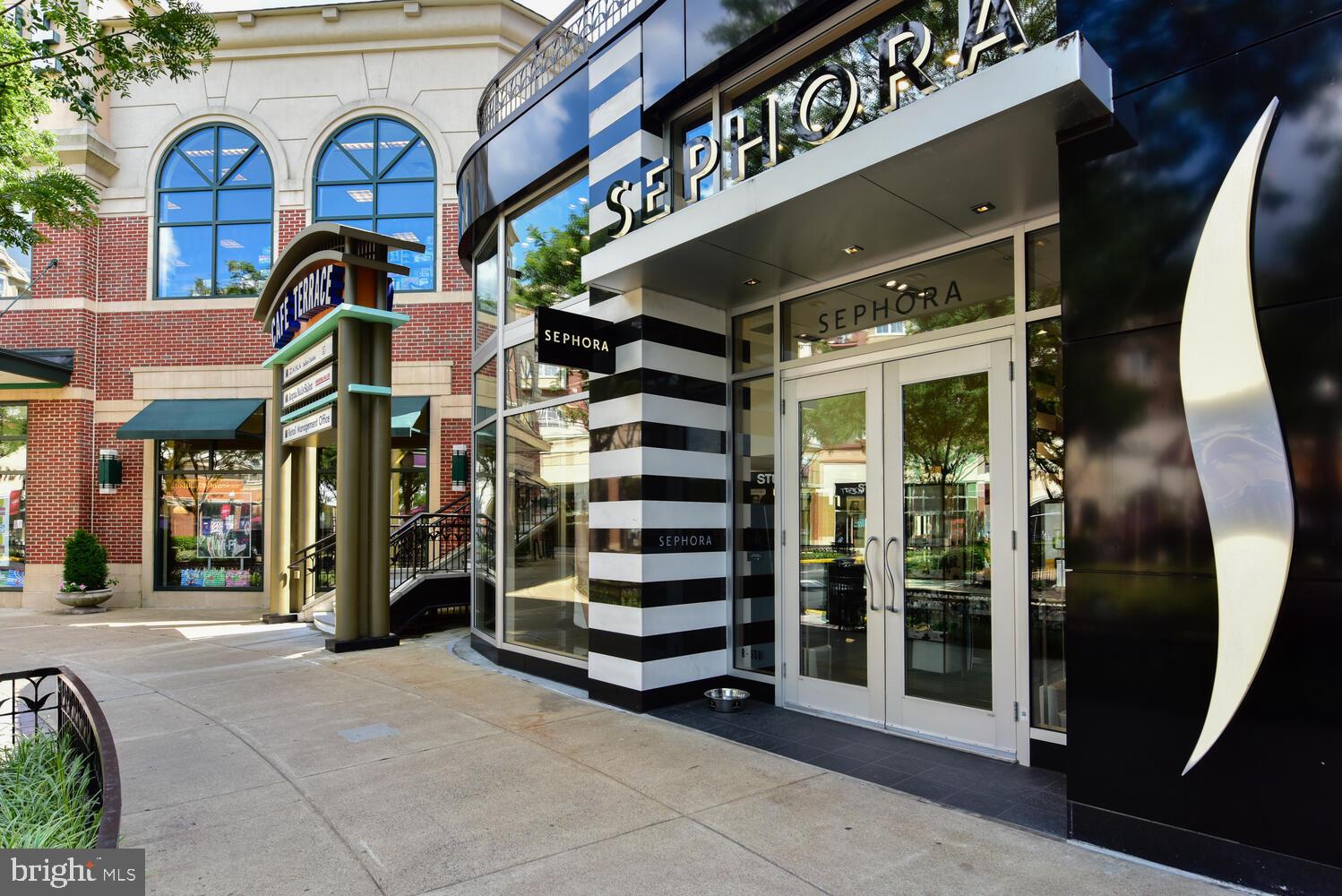 COLONIAL VILLAGE - Residential